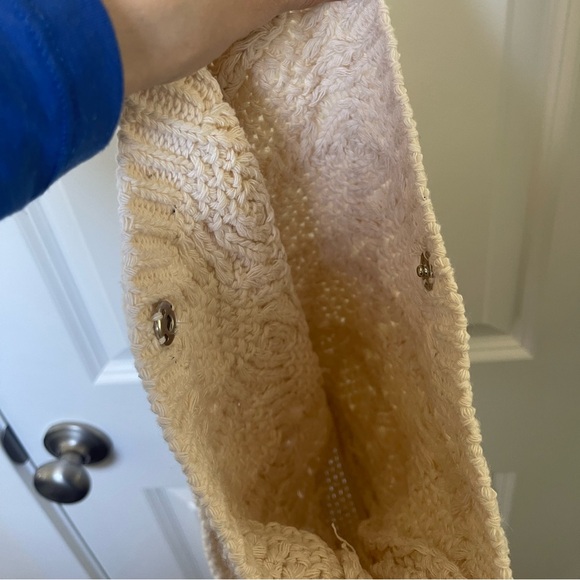 Cream knit bag with a long strap and snap button closure - Picture 4 of 4